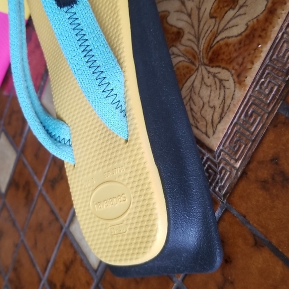 NWT HAVAIANAS flip flops - Picture 6 of 13